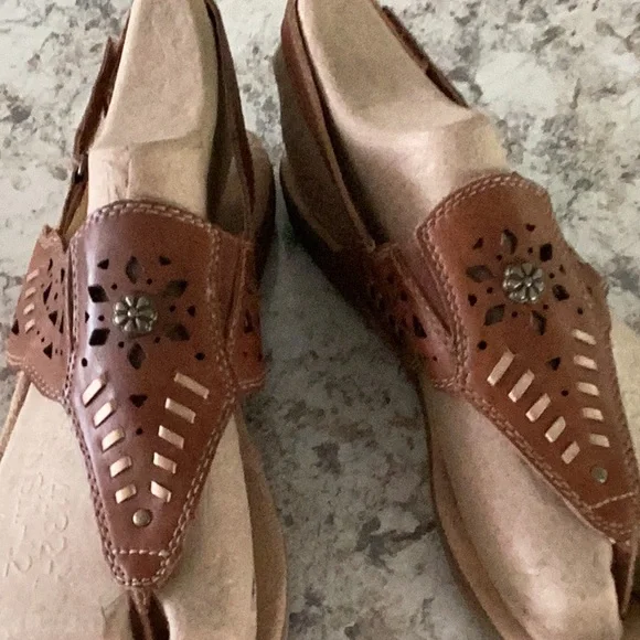 Earth Origins Leather Thong Sandals 11M back strap. Ex. condition. - Picture 2 of 4